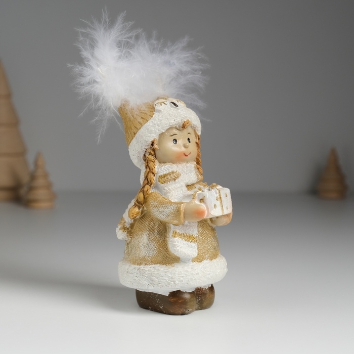 Сувенир полистоун  Сувенир полистоун "Девочка в шапке-сове, в золотистой шубке, с подарком" 6х5,5х11,5 см