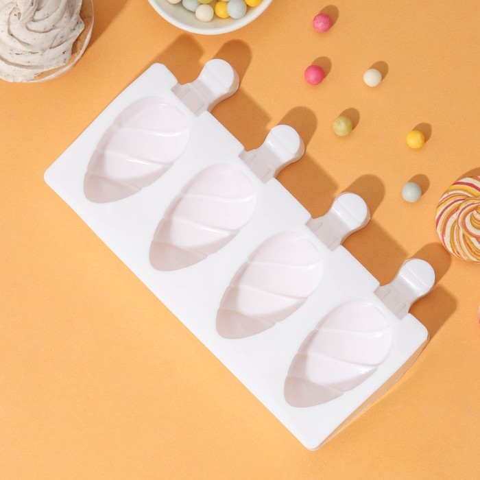 Форма для мороженого «Клубника со сливками», силикон, 19,5×11,5 см, 4 ячейки (6,7×3,7 см), белая Форма для мороженого «Клубника со сливками», силикон, 19,5×11,5 см, 4 ячейки (6,7×3,7 см), белая