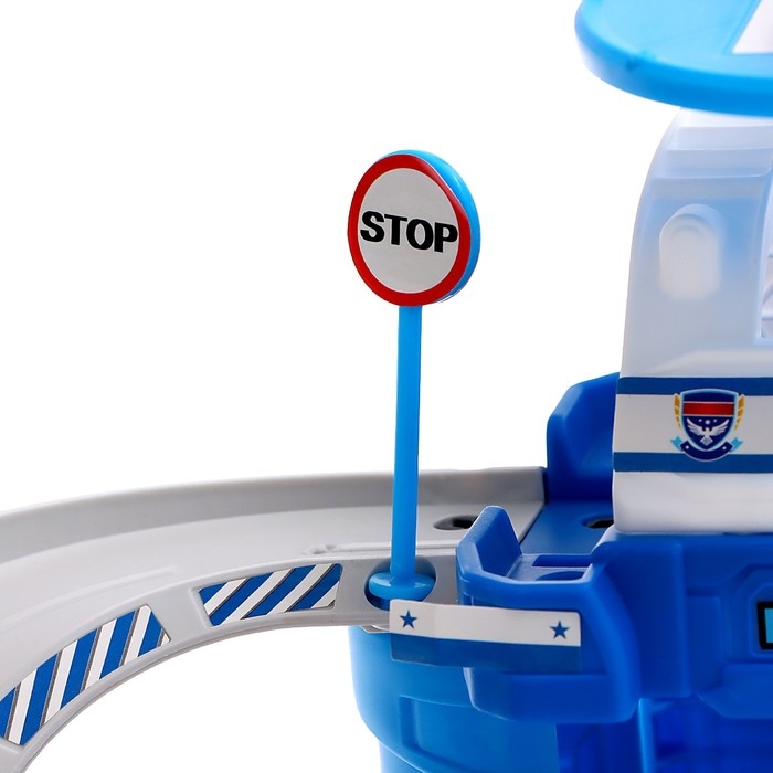 Парковка &laquo;Полицейский участок&raquo;, с металлическими машинкой и вертолётом