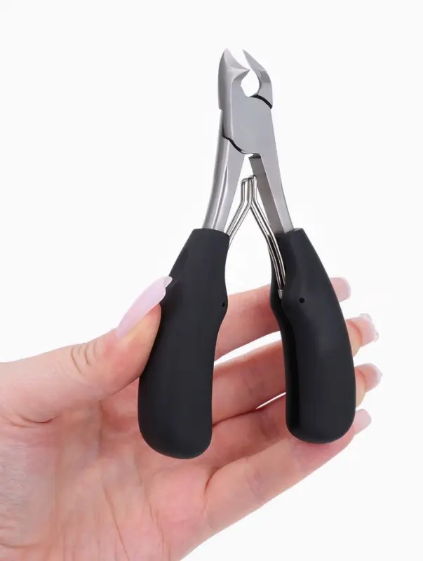 Кусачки педикюрные, с колпачком, с прорезиненными ручками, изогнутое лезвие, 12.5 см, длина лезвия-15 мм, чёрные, серебристые