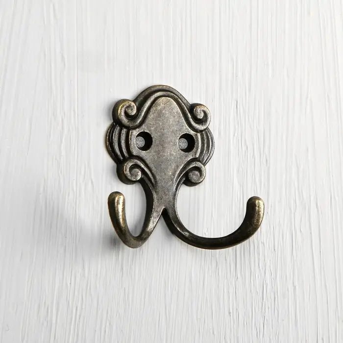 Крючок мебельный ТУНДРА TKd=022, двухрожковый, бронза