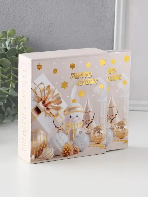 Фотоальбом на 40 фото 10х15 см Фотоальбом на 40 фото 10х15 см "Подарки и снеговик" в коробке тисн.золото 4,7х14х17 см