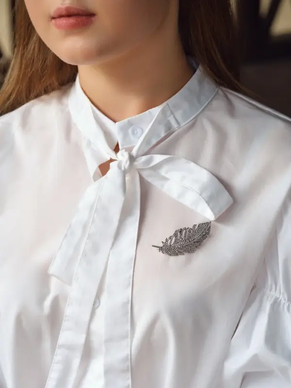 Брошь &laquo;Перо&raquo;, со стразами, белая в серебре