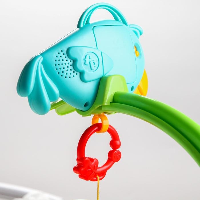 Мобиль музыкальный на кроватку «Тропический лес. Попугайчик», 3 игр., на батарейках, съемный муз.блок Мобиль музыкальный на кроватку «Тропический лес. Попугайчик», 3 игр., на батарейках, съемный муз.блок