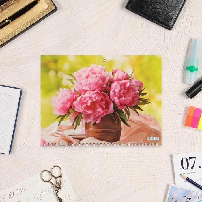 Календарь квартальный, трио Календарь квартальный, трио "Нежные пионы" 2025 год, 73 х 29 см