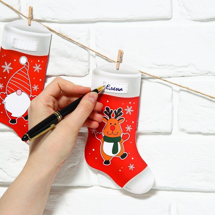 Гирлянда с прищепками новогодняя «Новогодние носочки», на Новый год, красная, длина 1.5 м. Гирлянда с прищепками новогодняя «Новогодние носочки», на Новый год, красная, длина 1.5 м.