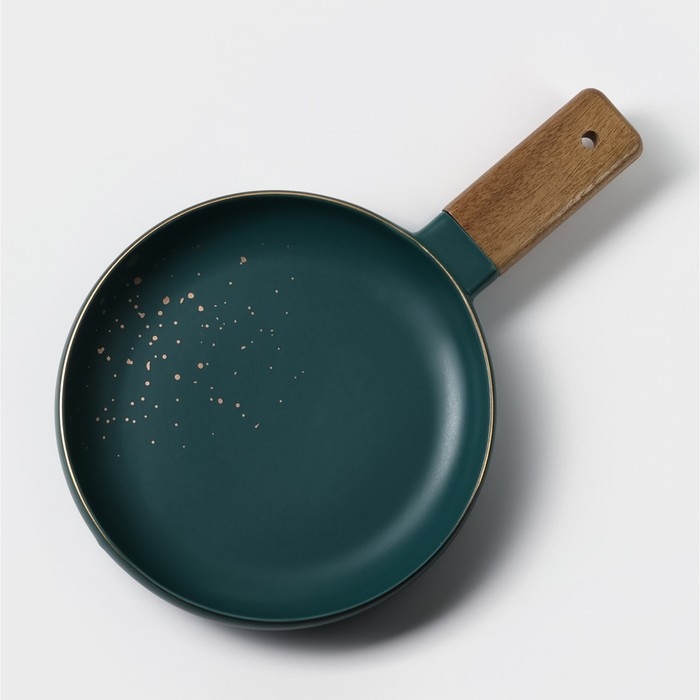 Блюдо фарфоровое для подачи с деревянной ручкой Magistro, d=20 см, цвет зелёный Блюдо фарфоровое для подачи с деревянной ручкой Magistro, d=20 см, цвет зелёный