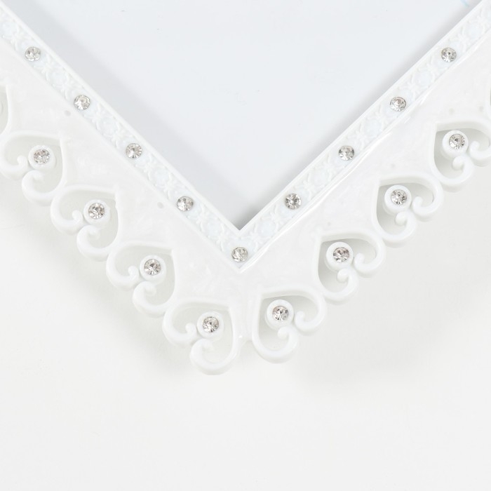 Фоторамка пластик 20х25 см  Фоторамка пластик 20х25 см "Рама из сердечек" молочная