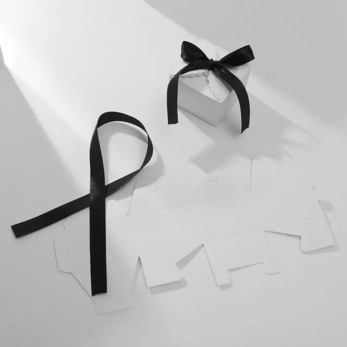 Коробочка подарочная складная «Сюрприз» 6×6×4.5, чёрно-белый