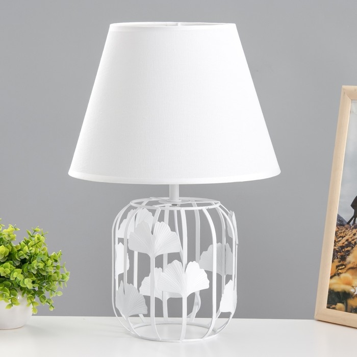 Настольная лампа Настольная лампа "Азария" E14 40Вт белый 27х27х42 см RISALUX