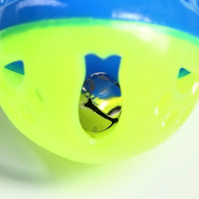 Шарик для кошек с бубенчиком  Шарик для кошек с бубенчиком "Рыбки и лапки", 3,8 см, жёлтый/синий
