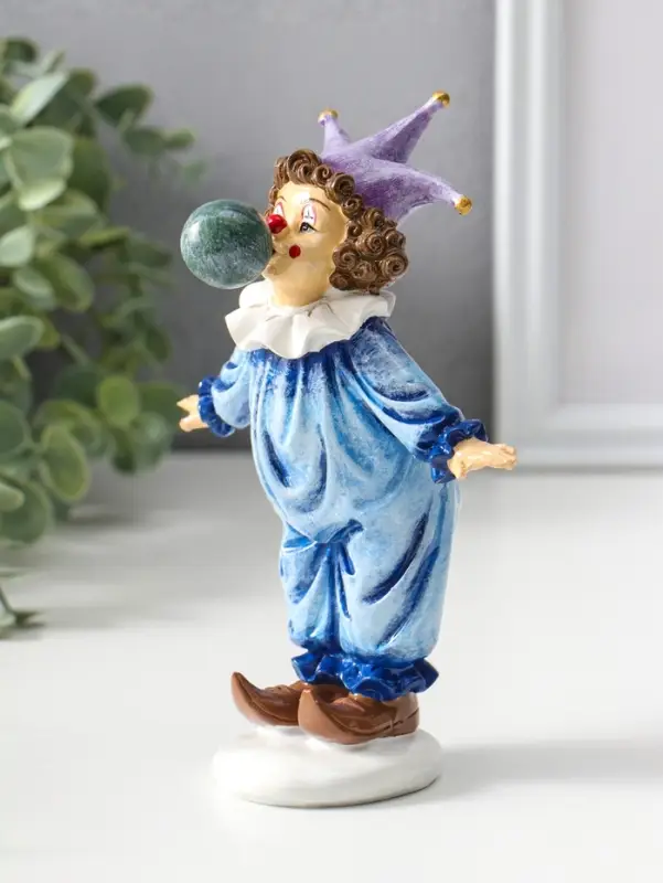 Сувенир полистоун "Клоун надувает шарик" сине-фиолетовый 16,5 см