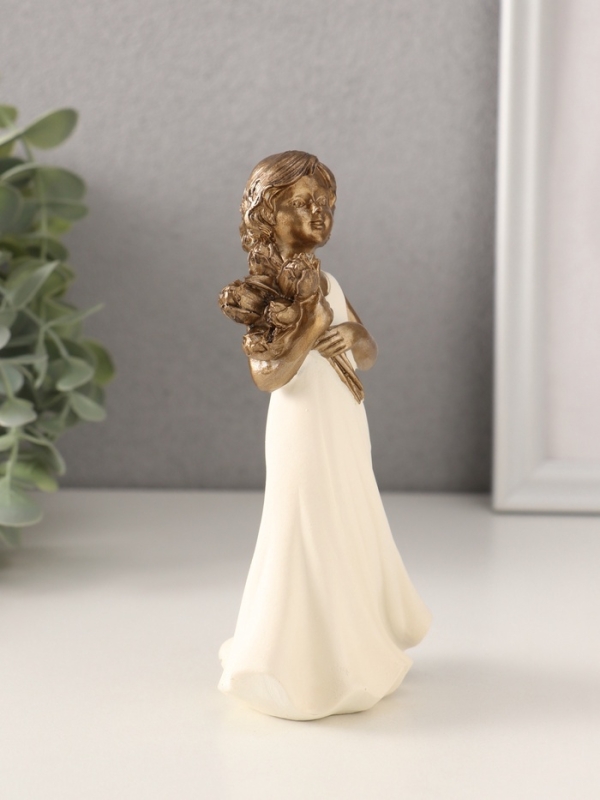 Сувенир полистоун  Сувенир полистоун "Девочка с букетом тюльпанов" 7,5х5х15 см