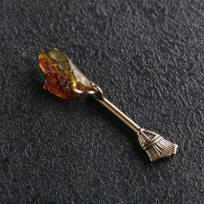 Брелок талисман  Брелок талисман "Метла денежная", латунь, янтарь