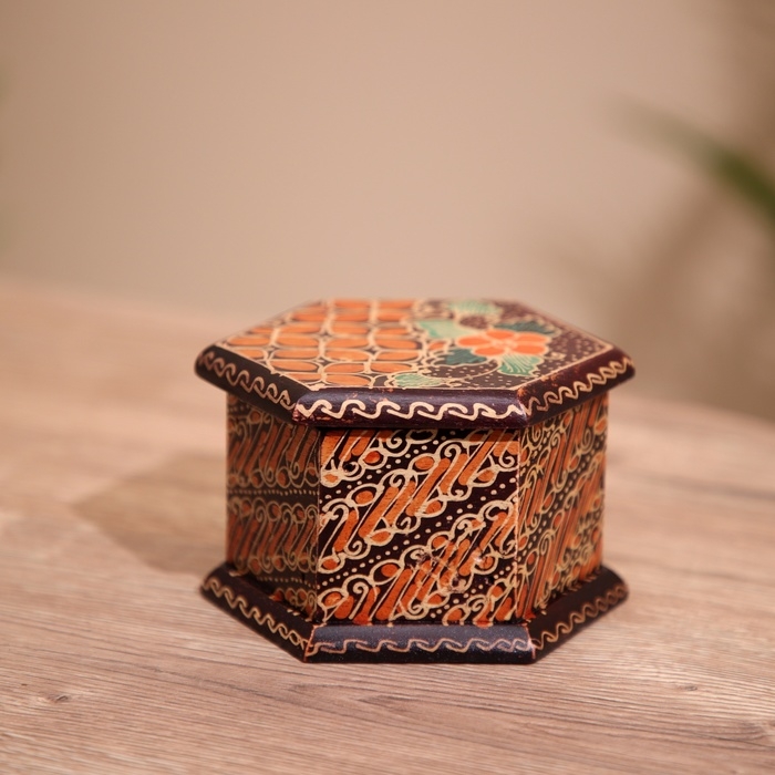 Шкатулка деревянная, батик 10х11х7 см Шкатулка деревянная, батик 10х11х7 см