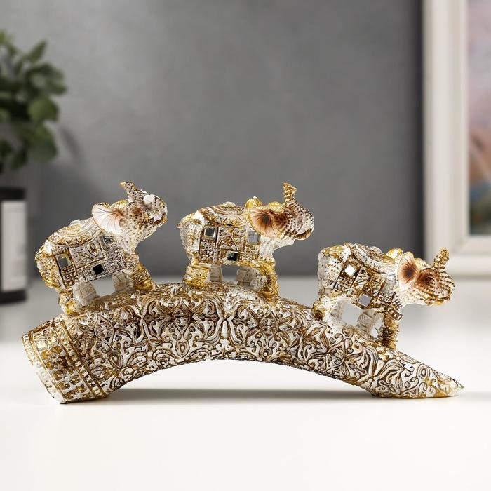 Сувенир полистоун Сувенир полистоун "Белые слоны с попоной из арабского ковра на роге" 9х14х4 см