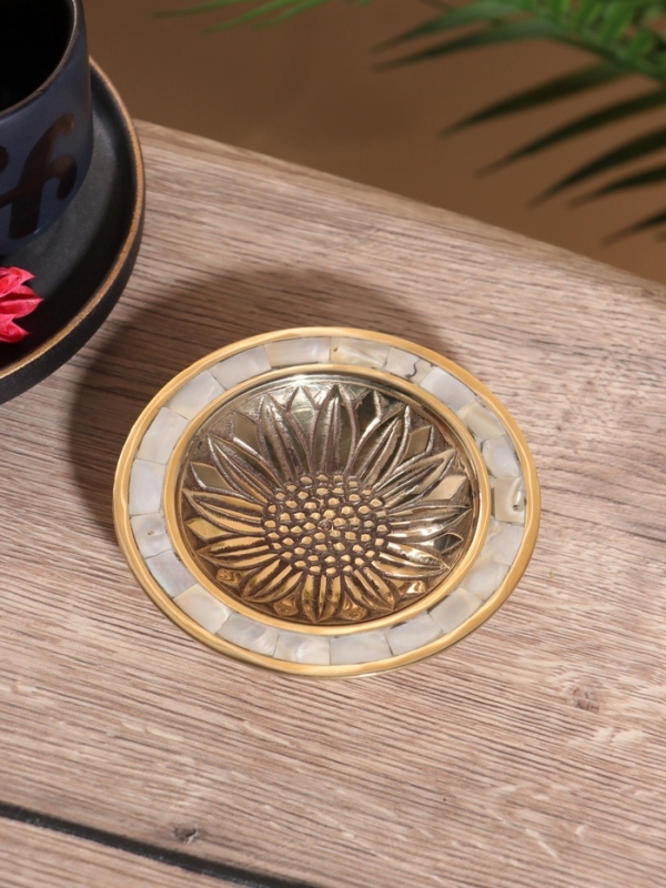 Блюдо сервировочное на ножке Блюдо сервировочное на ножке "Подсолнух" латунь с перламутром 11х11х2,5 см
