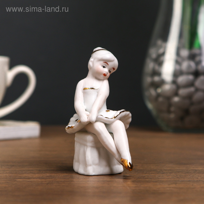 Сувенир керамика под фарфор балеринка на пуфе золото 8 см Сувенир керамика под фарфор балеринка на пуфе золото 8 см