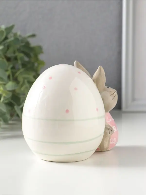 Сувенир керамика "Зайка розово-серый с пасхальным яичком в горох" 12х7,9х8,8 см