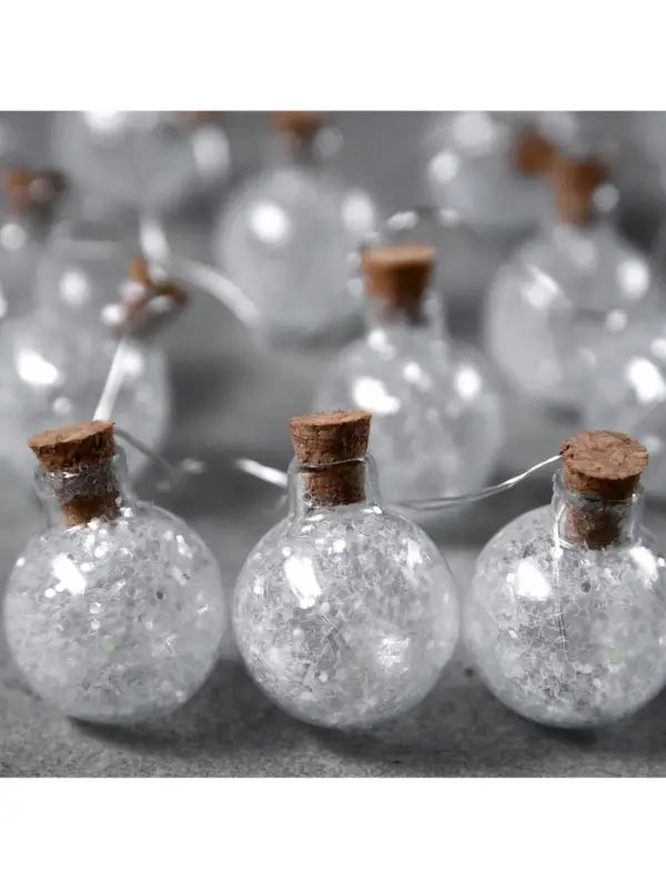 Гирлянда &laquo;Нить&raquo; 1.6 м с насадками &laquo;Шарики с белым конфетти&raquo;, IP20, серебристая нить, 15 LED, от батареек АА&times;2, свечение белое