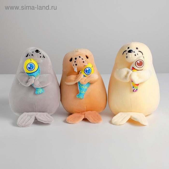 Мягкая игрушка «Нерпа с рыбкой», цвета МИКС