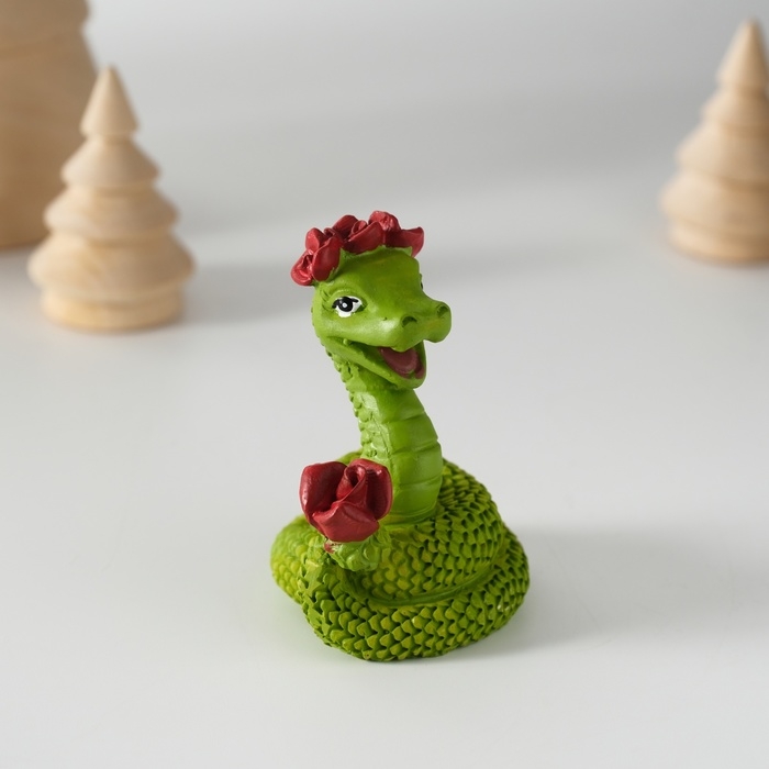 Сувенир полистоун Сувенир полистоун "Змейка с красными розами" 4,9х6 см