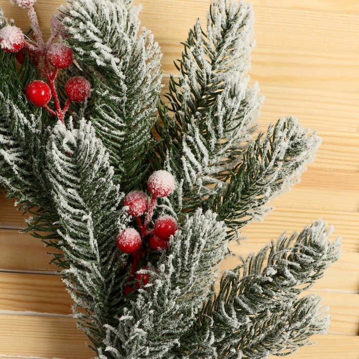 Венок новогодний d- 33 см  Венок новогодний d- 33 см "Уютная сказка" веточки в снегу ягоды