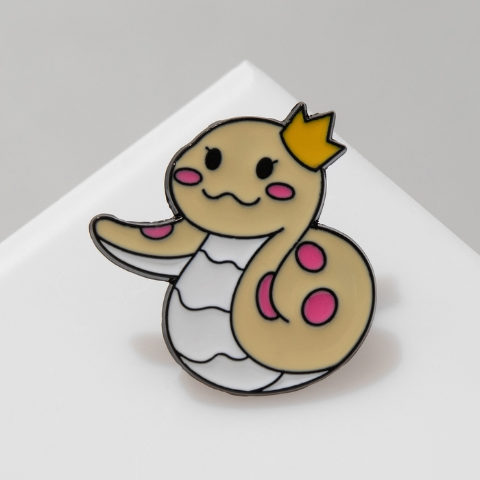 Новый год! Символ года 2025! Значок «Змейка» королевская, цвет жёлтый в чёрном металле Новый год! Символ года 2025! Значок «Змейка» королевская, цвет жёлтый в чёрном металле