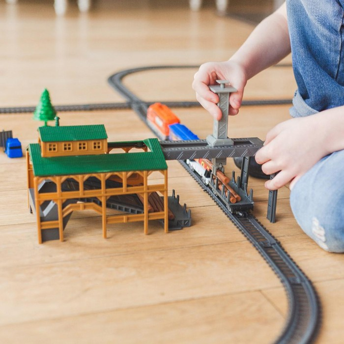 Железная дорога «Лесопилка», работает от батареек, длина пути 450 см Железная дорога «Лесопилка», работает от батареек, длина пути 450 см