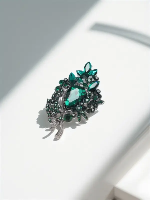 Брошь &laquo;Императрица&raquo;, ветвь, цвет изумрудный в сером металле