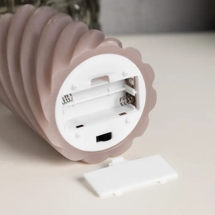 Светодиодная свеча витая лиловая, 7.5&times;12.5&times;7.5 см, пластик, воск, от батареек АААх2, свечение тёплое белое