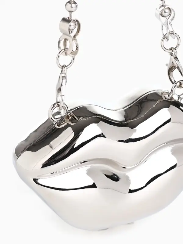 Сумка мини-клатч на магните, в форме губ, жёсткий корпус, на длинной цепочке, серебристая