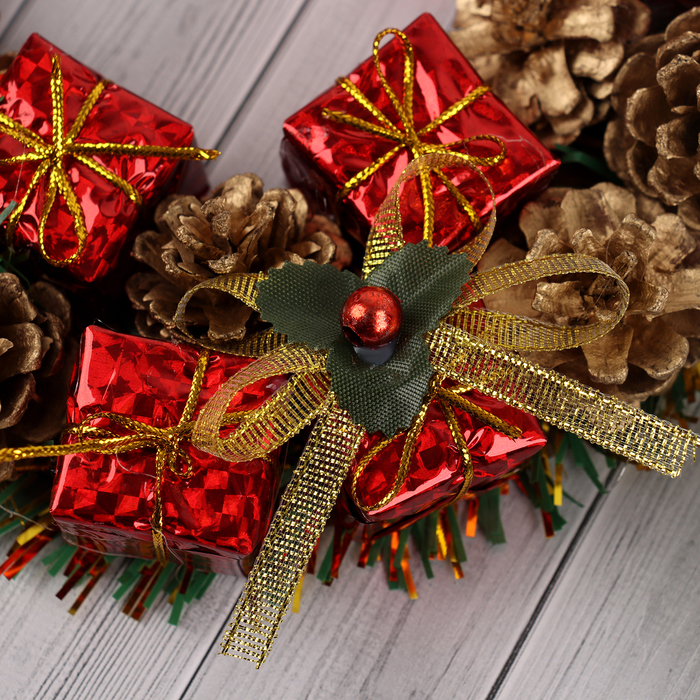 Венок новогодний d-22 см  Венок новогодний d-22 см "Шишки и красные подарки"