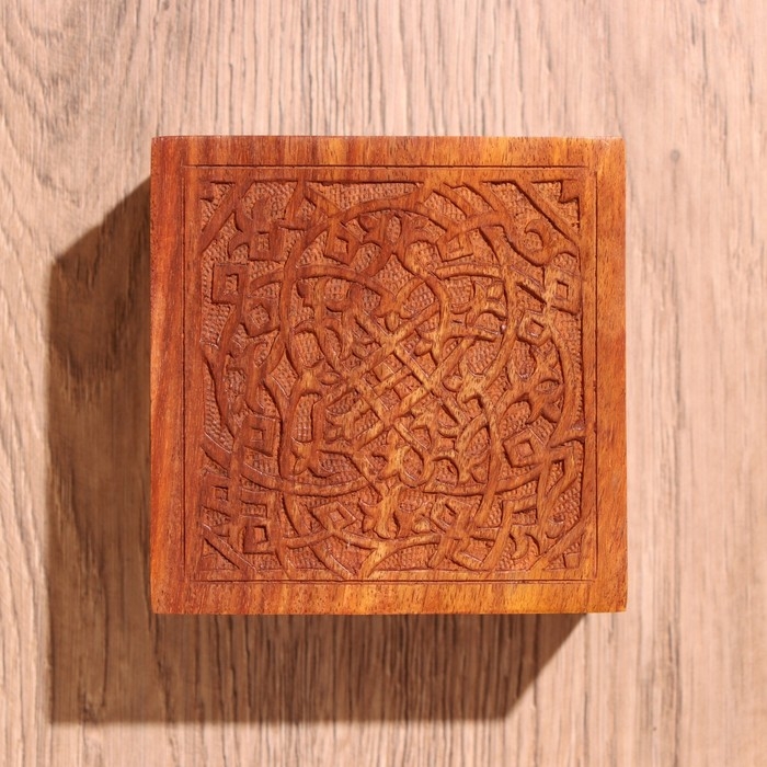 Шкатулка резная 10х10х6 см, дерево шишам Шкатулка резная 10х10х6 см, дерево шишам