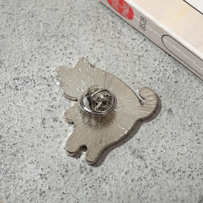 Значок «Кот» с пиццей, цветной в серебре Значок «Кот» с пиццей, цветной в серебре