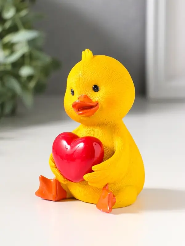 Сувенир полистоун лак "Жёлтый утёнок с красным сердцем" 6,5х6,2х9,5 см