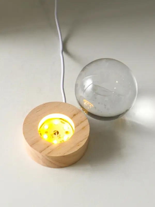 Световая фигурка стекло &laquo;Шар. Голограмма: Кит&raquo;, d=6 см, подставка дерево, USB, 6.5&times;6.5&times;7.5 см