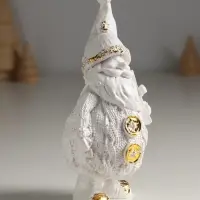 Фигура "Дед Мороз с подарком" 16х8,5х6,5 см, белый с позолотой