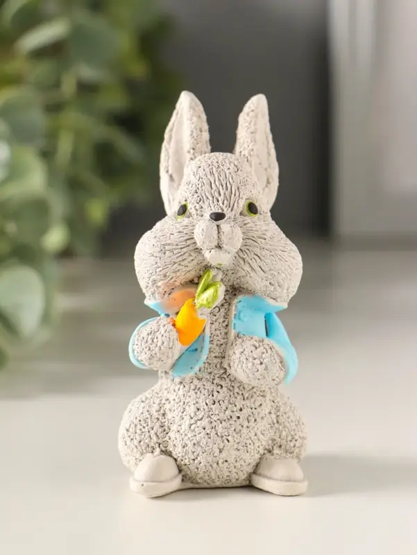 Статуэтка "Кролик с  морковкой" 7х5х4 см, серый