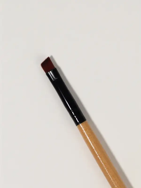 Кисть для макияжа, скошенная, 18 (± 1) см, бежевая Кисть для макияжа, скошенная, 18 (± 1) см, бежевая