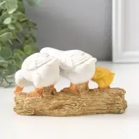 Сувенир полистоун "Утята на брёвнышке" 8,5 см