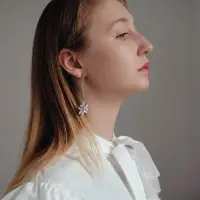 Серьги висячие со стразами &laquo;Новогодние&raquo; две снежинки, бело-голубые в серебре