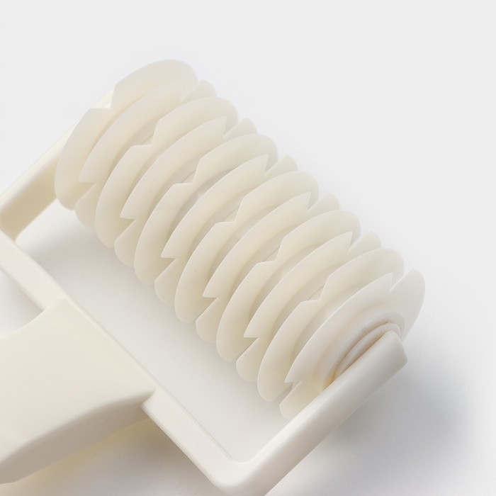 Валик для нарезки теста Доляна «Сетка», 17,5×9,5×4,5 см, цвет белый Валик для нарезки теста Доляна «Сетка», 17,5×9,5×4,5 см, цвет белый