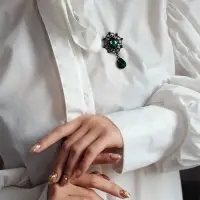 Брошь &laquo;Императрица&raquo;, вензеля, цвет изумрудный в сером металле