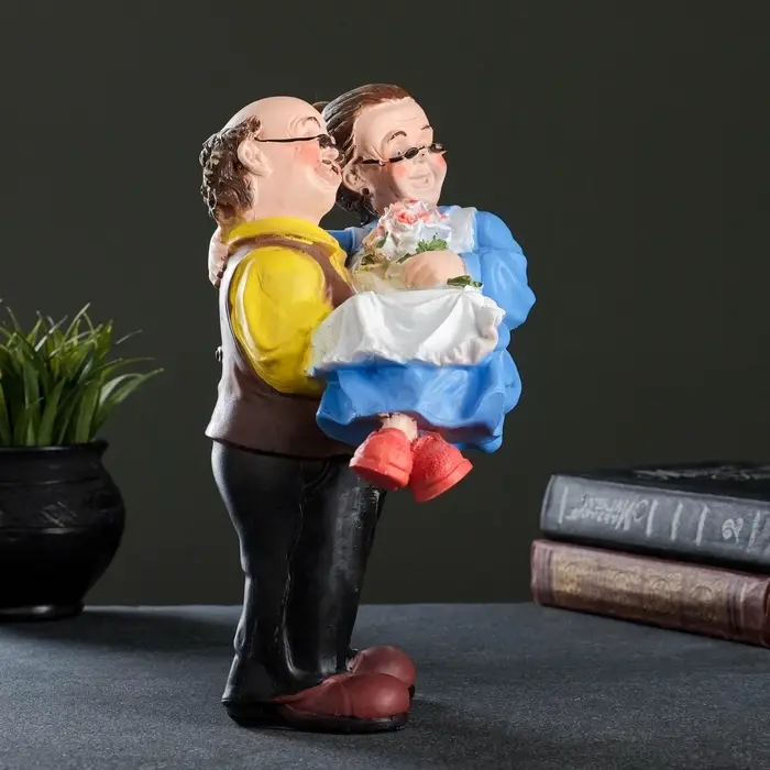 Фигурка полистоун &laquo;Дед с бабкой на руках&raquo;, 27&times;22&times;14 см