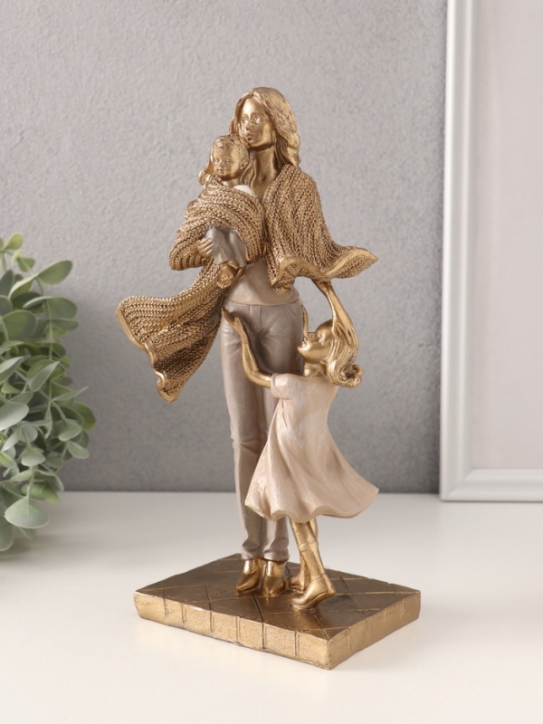 Сувенир полистоун  Сувенир полистоун "Мама с детьми, укутанные в шарф" 12х8х24,5 см