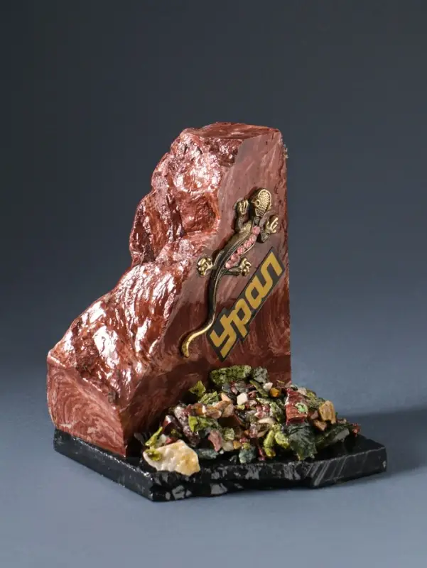 Фигурка-скол &laquo;Горка&raquo;, с корундом