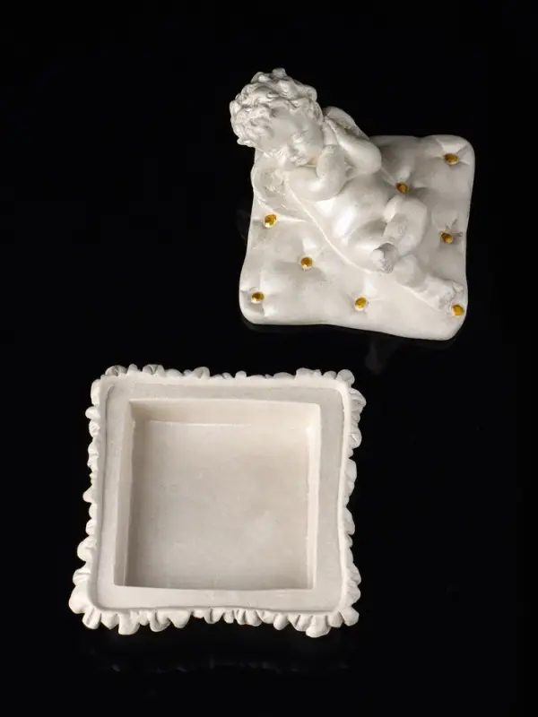 Шкатулка Шкатулка "Ангел лежит на животе" 9х9х9 см, перламутр