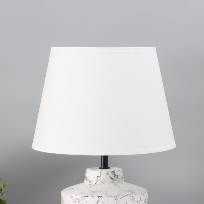 Лампа настольная Лампа настольная "Клауд" 1х40Вт Е27 белый/черный 25х25х38,,5см
