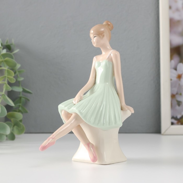 Сувенир керамика  Сувенир керамика "Балерина в зелёном платье на банкетке" 11х8х16,5 см